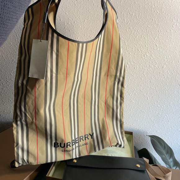 BURBERRY Icon-stripe recycled-fibre tote bag - Picture 5 of 15